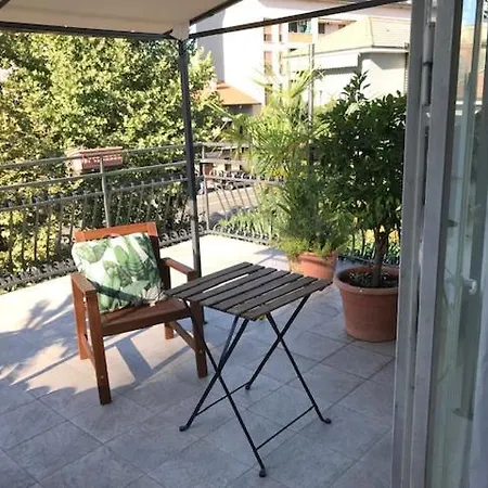 Hébergement de vacances Con Terrazza E Posto Auto Libri E Giardini Pero