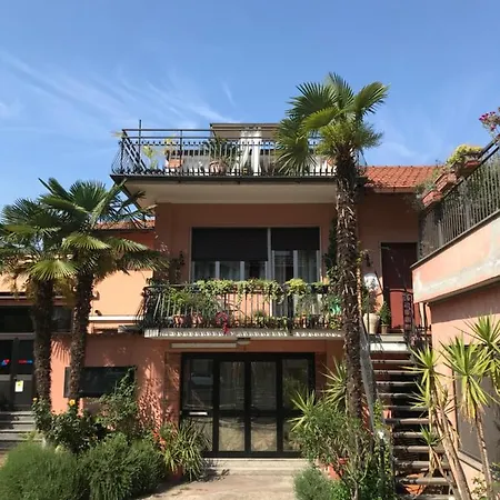 Con Terrazza E Posto Auto Libri E Giardini Pero