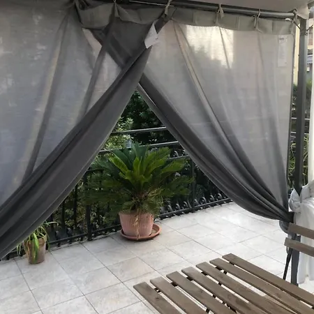 Con Terrazza E Posto Auto Libri E Giardini Hébergement de vacances Pero