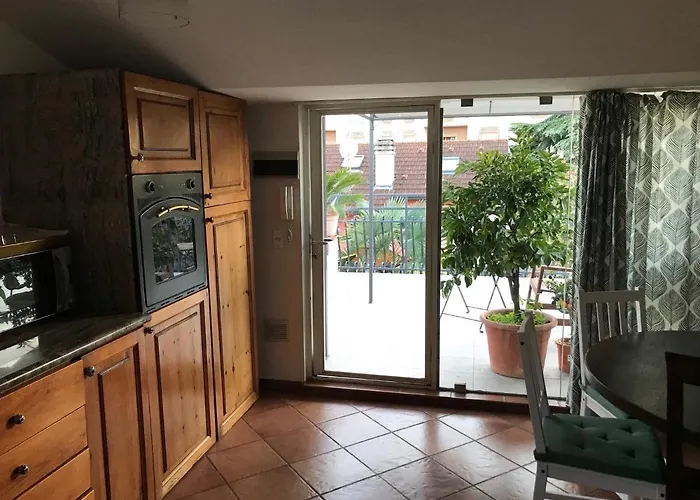Con 3 3 Bagni E Posto Auto Libri E Giardini Pero